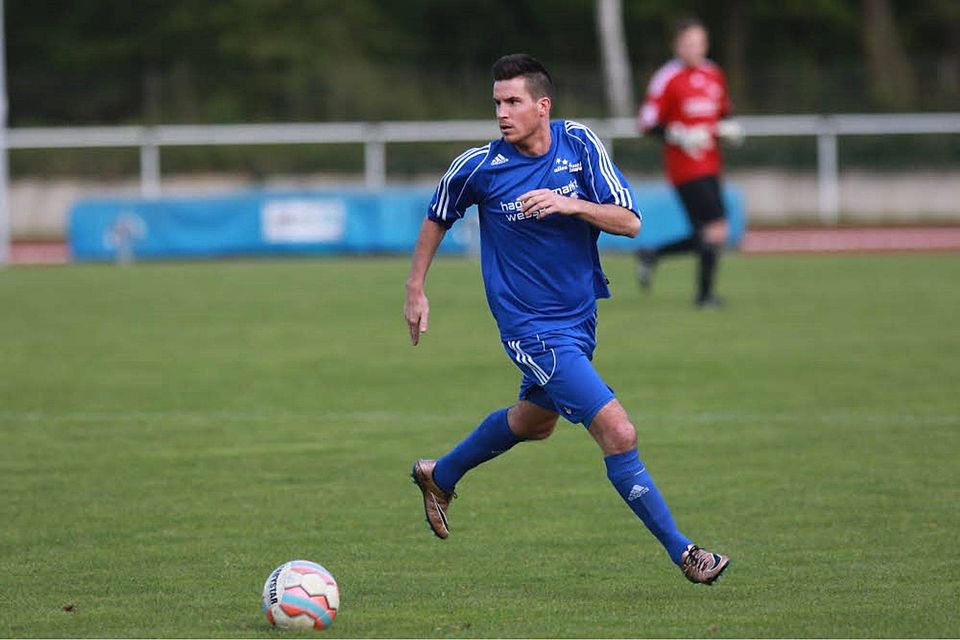 Nach dem vergebenen Siegtreffer hat Wesseling-Urfelds David Strack den FC Hürth im Blick. Foto: Bucco
