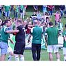 Nur der Verlierer feiert: Die Fußballer des SV Dietersheim ließen sich nach dem Spiel von ihren Ultras bejubeln. F: Nico Bauer