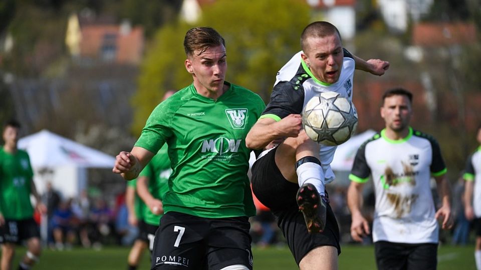  „Die bessere Mannschaft ist heute nicht weitergekommen“: Yves-Ludwig Jaenisch (FC Hauingen, rechts) gegen Romano Berger (TuS Lörrach-Stetten) | Foto: Gerd Gründl