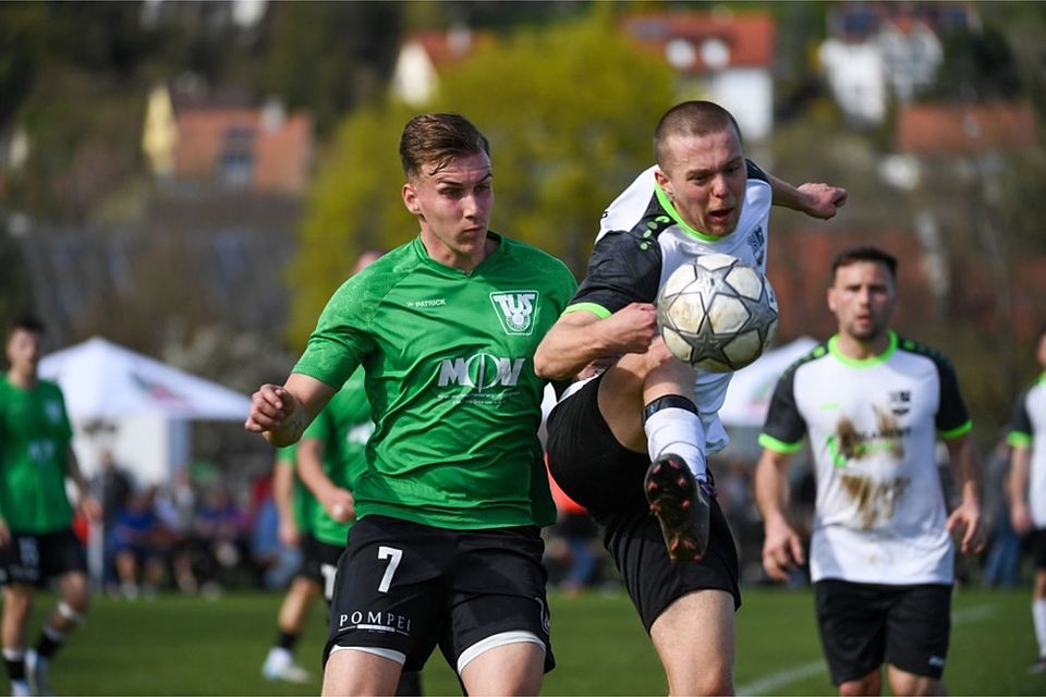 „Die bessere Mannschaft ist heute nicht weitergekommen“: Yves-Ludwig Jaenisch (FC Hauingen, rechts) gegen Romano Berger (TuS Lörrach-Stetten) | Foto: Gerd Gründl