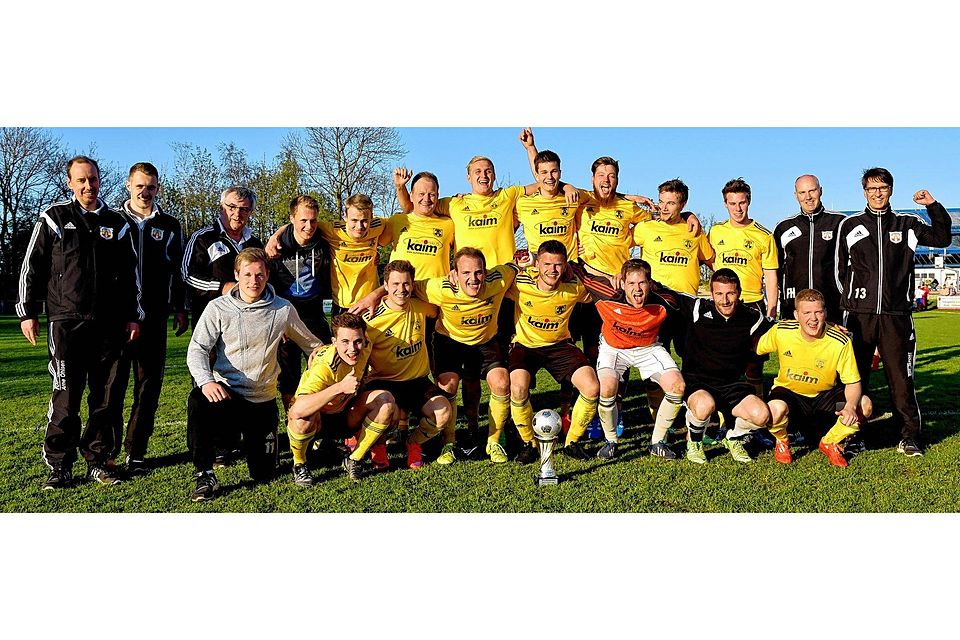 Kreispokalsieger 2016: Der SV Frisia 03 Risum-Lindholm jubelte über den Sieg gegen die Husumer SV und feierte den Kreispokalsieg.