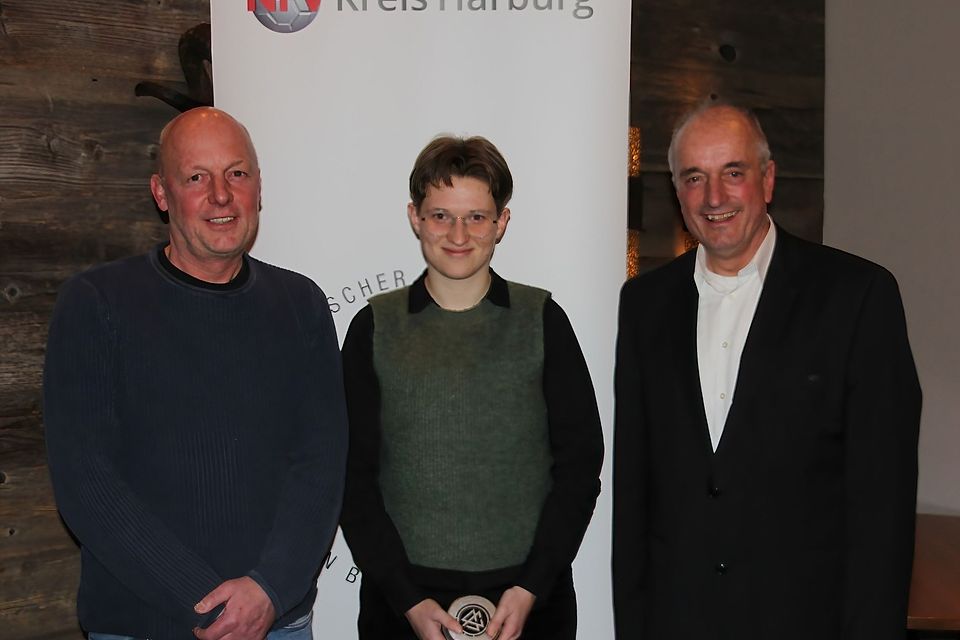 Ehrenamtspreisträger Carsten Garbers und „Fußballheldin“ Rebekka Rittmeier mit dem Vorsitzenden des NFV Kreis Harburg, Frank Dohnke (v. l. n. r.)