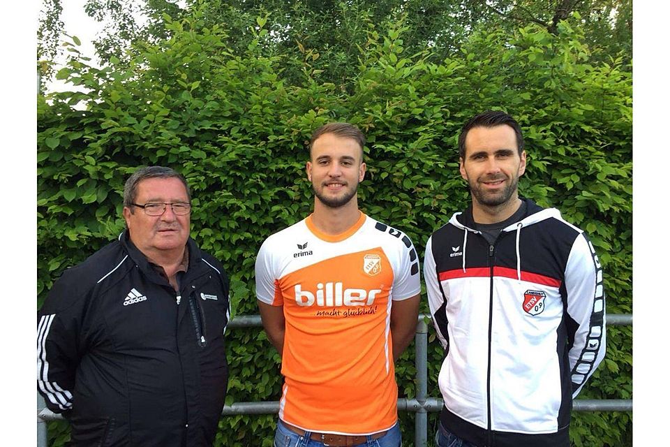 Sportleiter Albert Kiel (links) und Neu-Trainer Andreas Stadler (rechts) begrüßen Neuzugang Mergim Berisha.