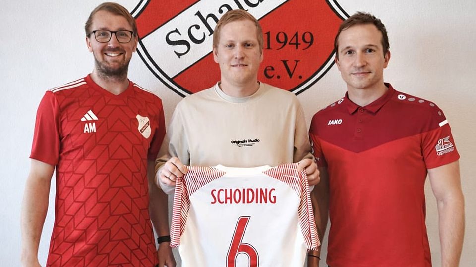 Matthias Stockinger (Mitte) wird ab der neuen Saison beim FC Schalding ein Spielertrainergespann mit Alexander Grünberger (re.) bilden 