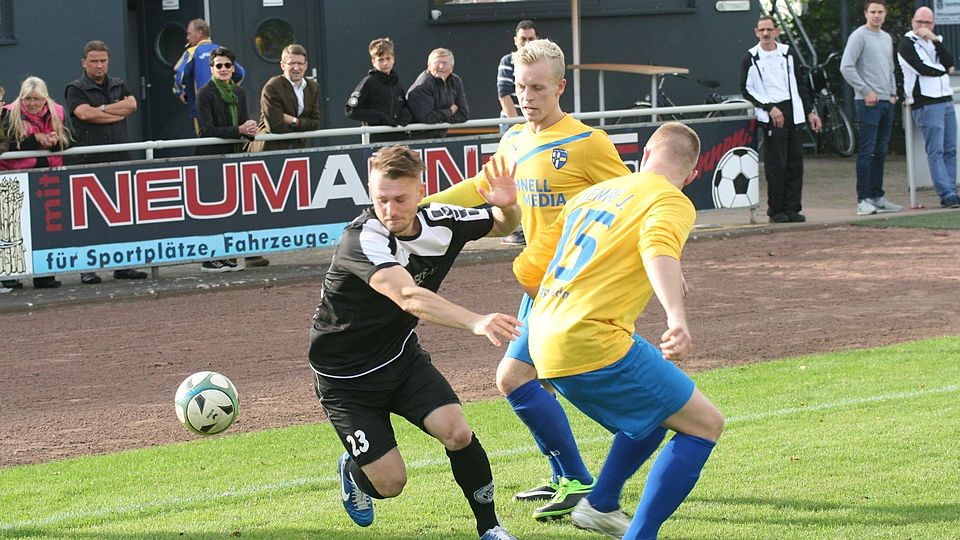 Den Bock umstoßen: Lukas Krause (l.) und der Delbrücker SC wollen am Sonntag die ersten Punkte im Jahr 2015 einsammeln. F: Heinemann
