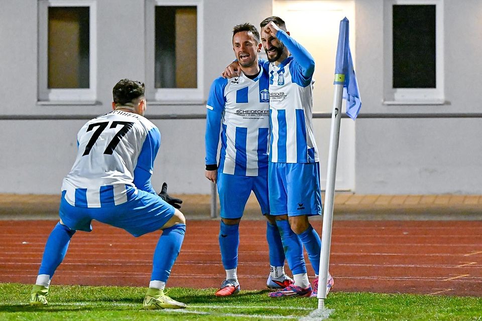 Aschheimer Feierstunde: Teeo Pejazic mit den Torschützen Antonio Saponaro und Diego Contento (v.l.) an der Eckfahne.