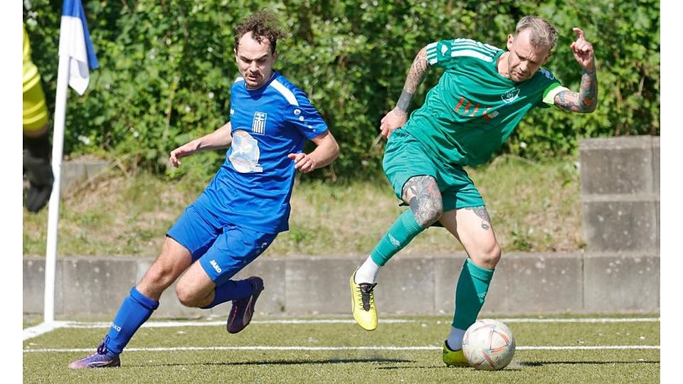Versetzt: Hellas Darmstadt (links Florian Kraft) hatte nur in wenigen Szenen der Partie in der Kreisoberliga gegen die SKG Walldorf (rechts David Schmelz) das Nachsehen. Die Darmstädter gewannen mit 3:0. Foto: Peter Henrich