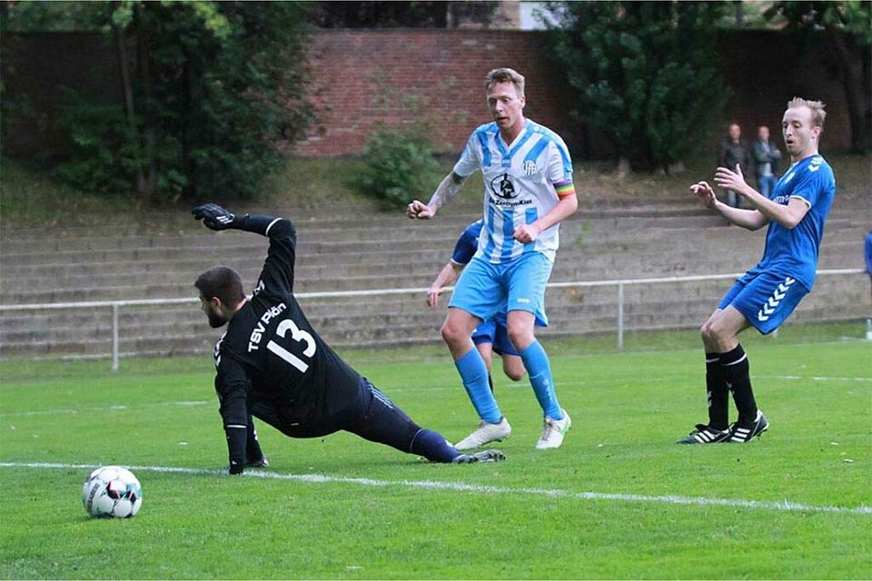 Marc Zeller (mitte) sbei seiner Lieblingsbeschäftigung Toreschießen – an Philipp Rüther (TSV Plön) vorbei zum 1-0 für den VfB Kiel.