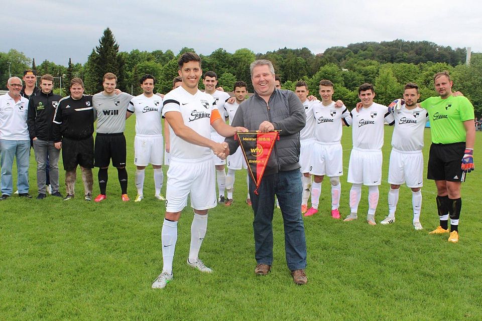Da war die Welt noch in Ordnung. Staffelleiter Michael Mann (rechts) übergibt den Meisterwimpel an Sigmaringens Kapitän Kevin Reuter. Mit ihm freut sich die Mannschaft im Hintergrund. Doch in der zweiten Halbzeit wurde die Partie auf Drängen Scheers w Foto: Marc Dittmann