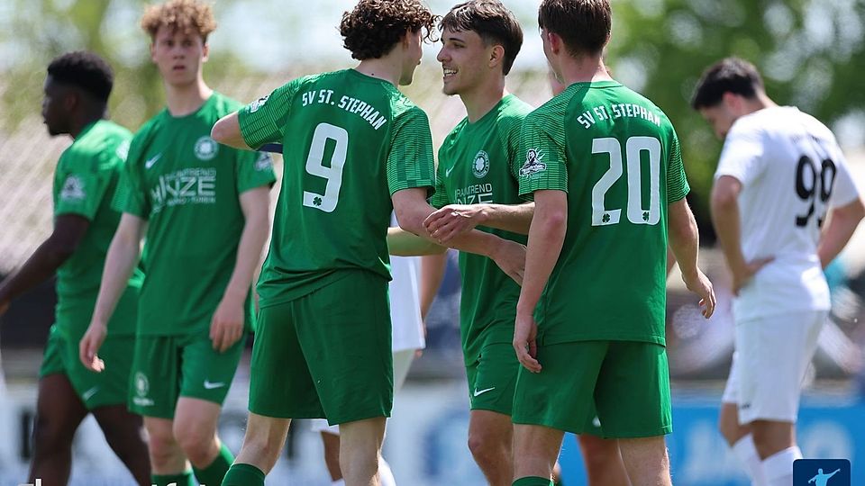 Der SV St.Stephan gewinnt im Derby gegen die Viktoria und grüßt von ganz oben. 