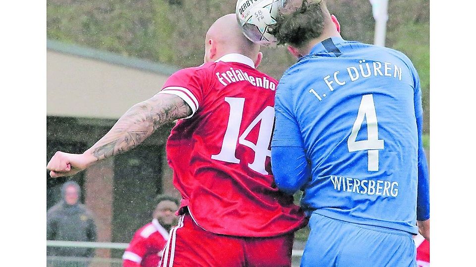 Kopfballduell: Dürens Julian Wiersberg (r.) und Freialdenhovens Yannick Kuhnke schenken sich nichts.