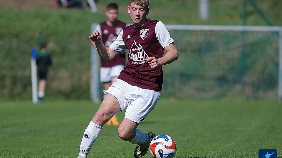 Die SG Bischofsreut, um Torschütze Julian Berger, siegte knapp gegen den SV Perlesreut II.