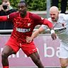 Energischer Einsatz: Der Heimstettner Bernard Mwarome (l.) blockt den Kapitän des FC Augsburg II ab.