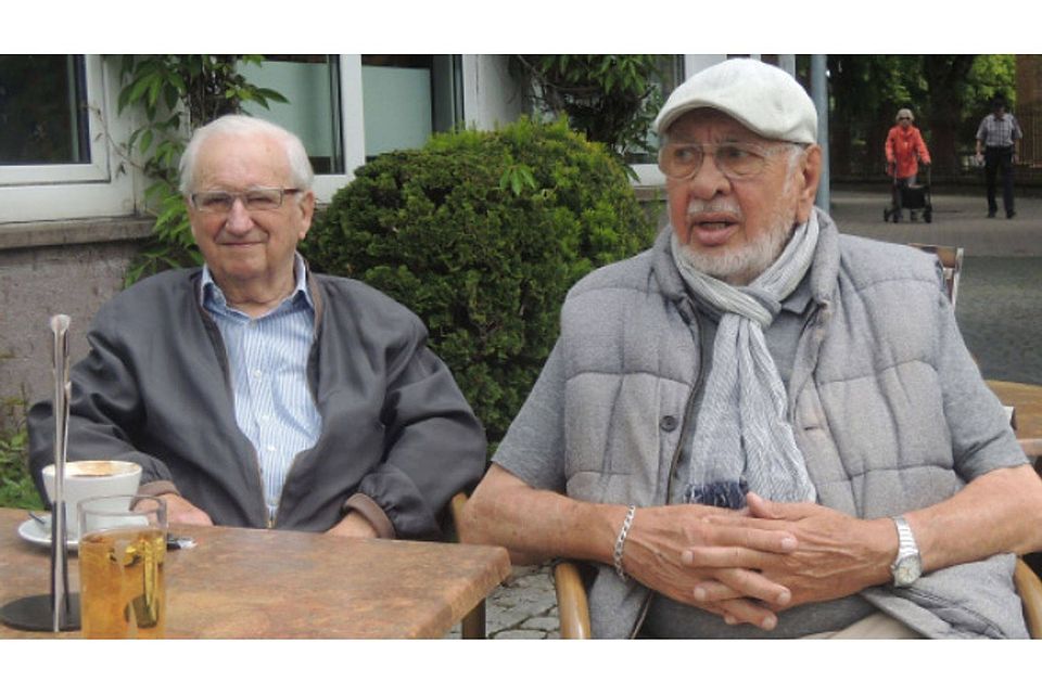 Oft sieht man Heinz Hungerbühler (links) um die Mittagszeit entspannt zusammen mit UTSG-Edelfan Günter Hofmann in einem Usinger Café.	Foto: Stalter