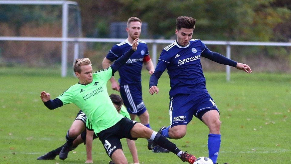 Soll künftig bei Einheit Zepernick der Spielmacher sein: Marinko Becke (links), hier für den FSV Bernau gegen den Klosterfelder Raif Yaman  ©Dirk Schaal