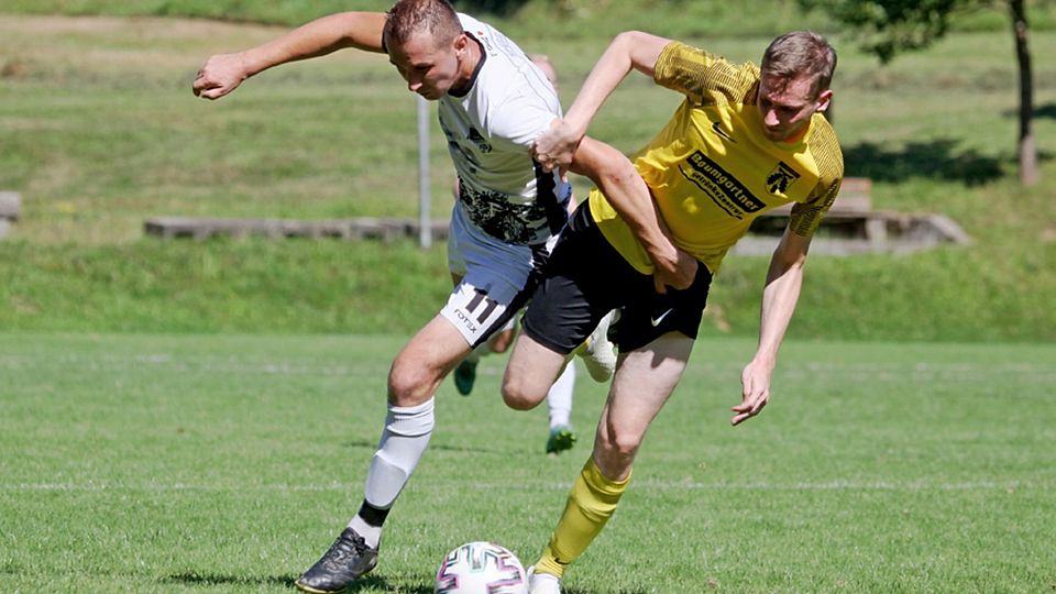 Der SV Eichsel, Vizemeister der Vorsaison, trumpfte zum Rundenbeginn mit 3:0 auf. Hier liefert sich Patrick Eckenstein (links) einen intensiven Zweikampf mit  Aldin Sisic (Spvgg. Bamlach-Rheinweiler). | Foto: Matthias Konzok