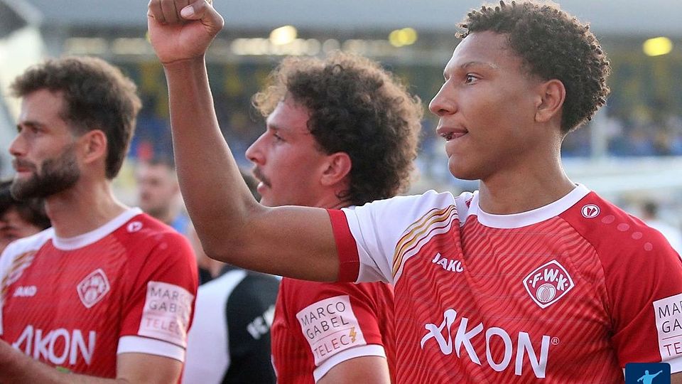 Hinspiel-Torschütze Liam Omore (re.) und Kollegen wollen nun den finalen Schritt gehen und den Aufstieg in die 3. Liga feiern.