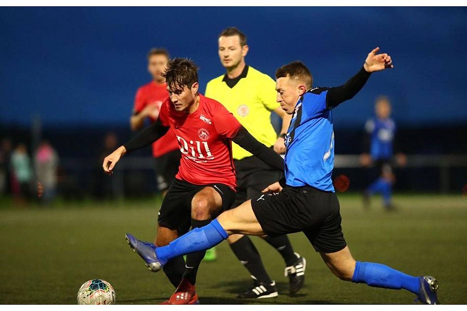Dietkirchens Oskar Stahl (l.) setzt sich gegen Patrick Broschke durch, gibt mit dem TuS aber in der Schlussphase beim 1:3 gegen Fulda-Lehnerz noch das Remis aus der Hand. Dietkirchens Oskar Stahl (l.) setzt sich gegen Patrick Broschke durch, gibt mit dem TuS aber in der Schlussphase beim 1:3 gegen Fulda-Lehnerz noch das Remis aus der Hand.