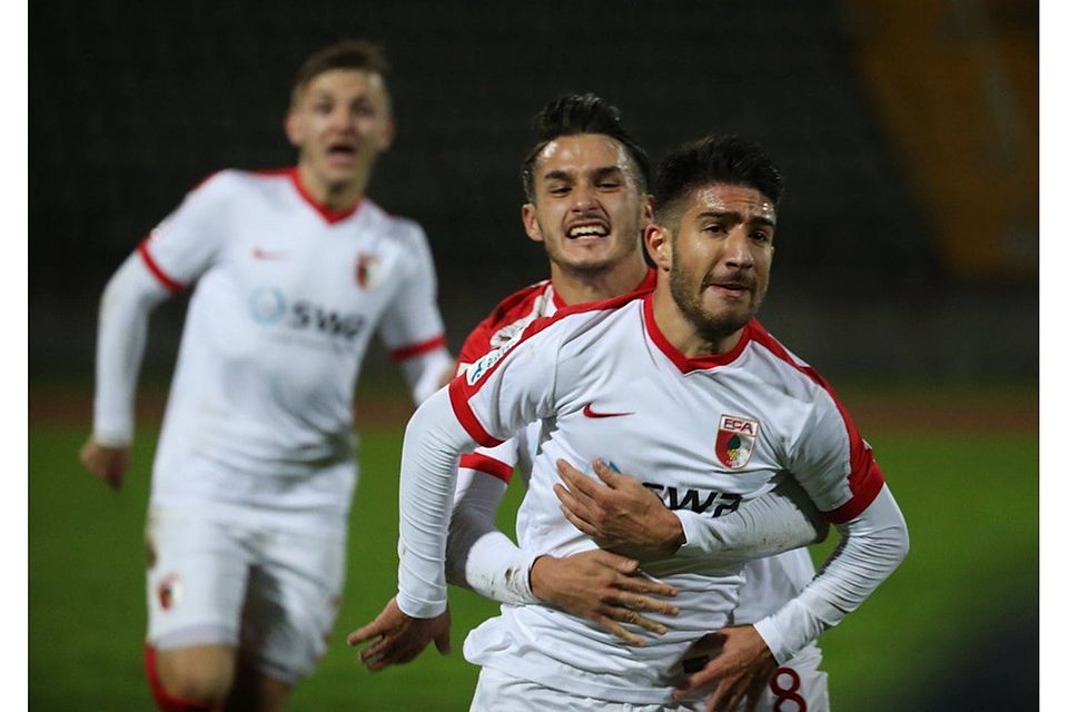 Mustafa Duman (vorne) wird für seinen Siegtreffer gegen den TSV 1860 II gefeiert. F: Krieger
