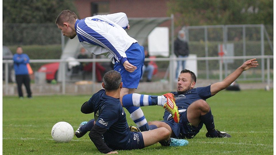 Ab durch die Mitte: Wiesbachtals Dennis Barth (Mitte) setzt sich gegen die Gau-Bickelheimer Fatih Sarigan (links) und Ramazan Saribas durch.	Foto: pa/Axel Schmitz