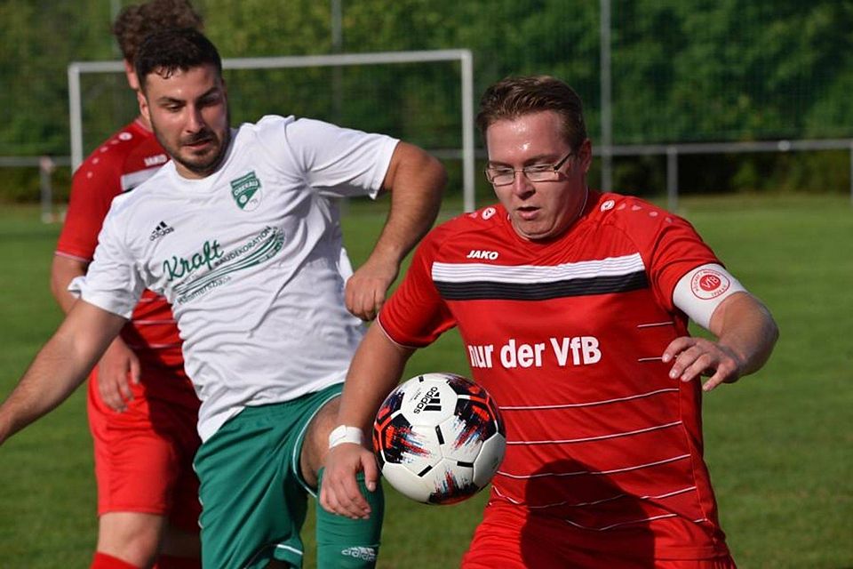 Tolga Deniz (links) von den Sportfreunden Oberau II versucht, Florian Schmidt, seines Zeichens Kapitän des VfB Höchst, den Ball abzujagen. 	 Foto: erg