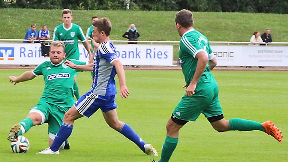 Stefan Rieß (links) war in seinem ersten Spiel über die volle Distanz gleich wieder Dreh- und Angelpunkt beim TSV. Rechts Andreas Kaiser, im Hintergrund Michael Knötzinger. Pokalgegner Illertissen siegte am Ende klar mit 5:1.  Foto: Dieter Mack