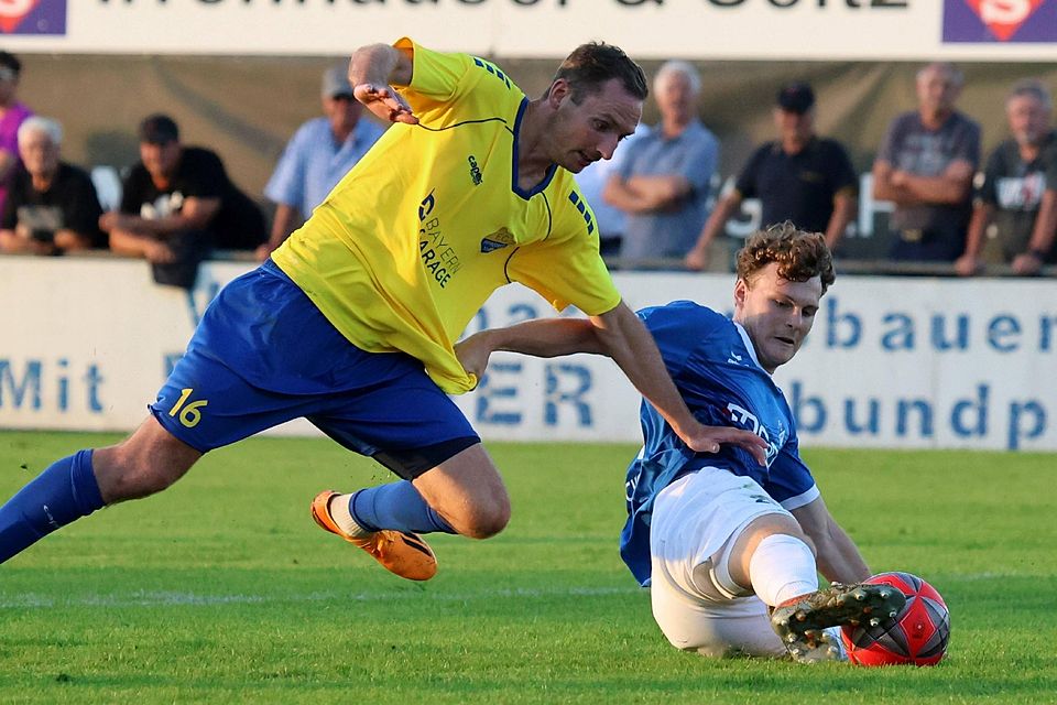 Klare Sache: Philipp Federl (links) und der FC Pipinsried schlugen Leon Bucher und den FC Ismaning 3:0.