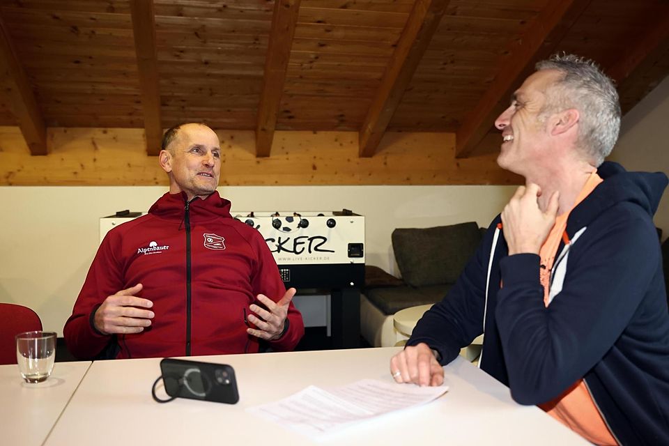 Spaß im Abstiegskampf: Haching-Coach Herrlich mit Sportredakteur Uli Kellner.