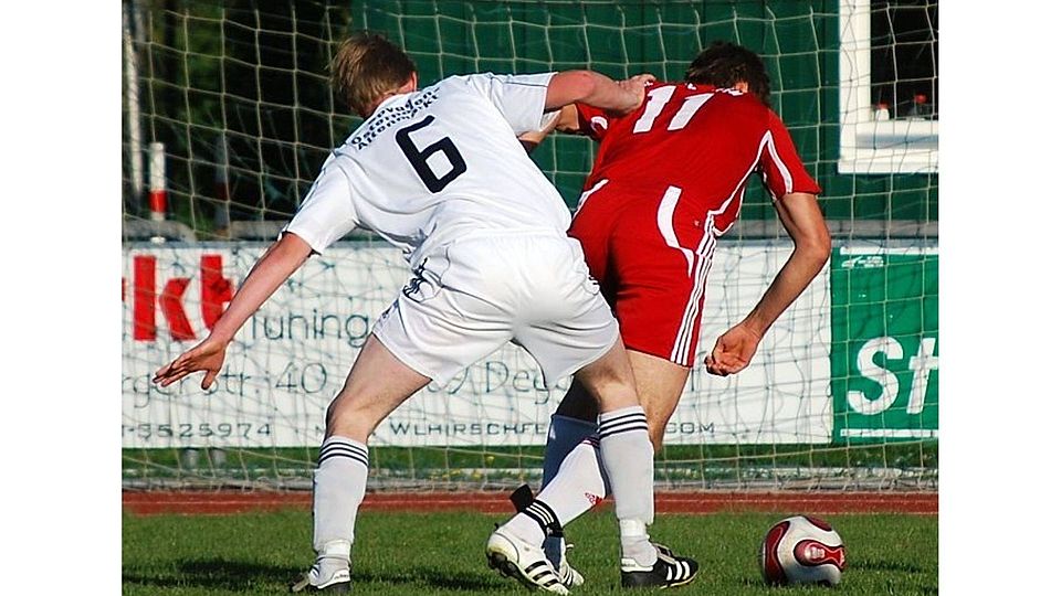 Osterhofen II und SV Buchhofen im Zweikampf.
