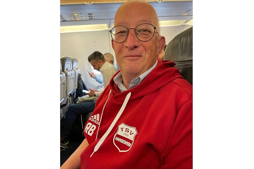 Engagement in vielen Rollen: Rainer Bauers TSV-Vita reicht von seiner aktiven Zeit als Spieler über Stationen als Trainer und Mitglied der Jugendleitung bis hin zu seiner aktuellsten Aufgabe als erster Kassierer. Selbst im Urlaub ist der TSV dabei – hier in Form eines Vereins-Hoodies. Engagement in vielen Rollen: Rainer Bauers TSV-Vita reicht von seiner aktiven Zeit als Spieler über Stationen als Trainer und Mitglied der Jugendleitung bis hin zu seiner aktuellsten Aufgabe als erster Kassierer. Selbst im Urlaub ist der TSV dabei – hier in Form eines Vereins-Hoodies.
