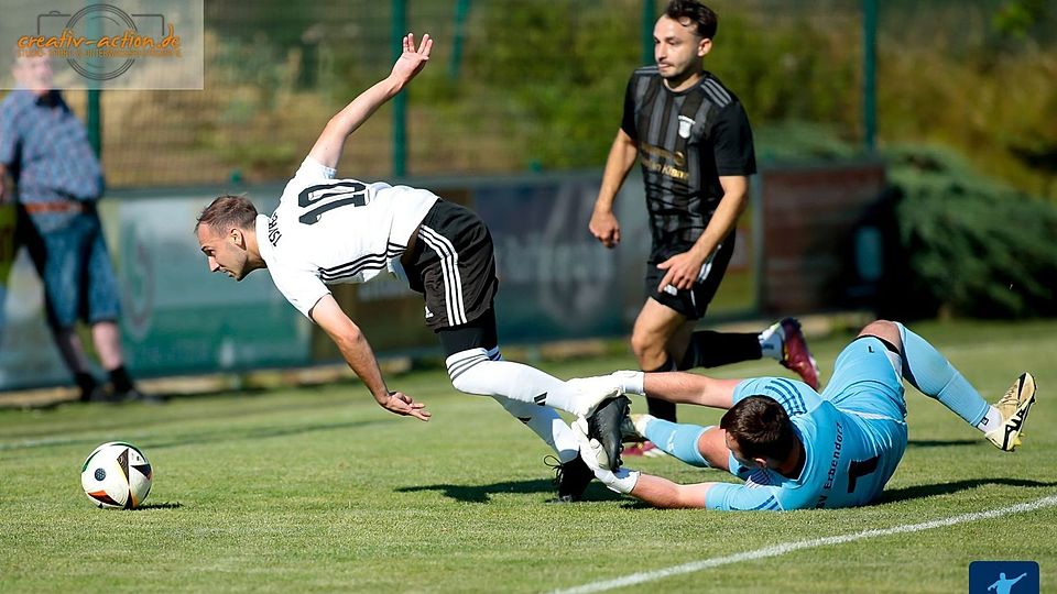 Nach 0:1-Rückstand wendete der TSV Reuth (in Weiß-Schwarz) in der Schlußphase noch das Blatt im Derby gegen den TSV Erbendorf (in Schwarz) und gewann am Ende mit 2:1. Hier gab es übrigens keinen Strafstoß...