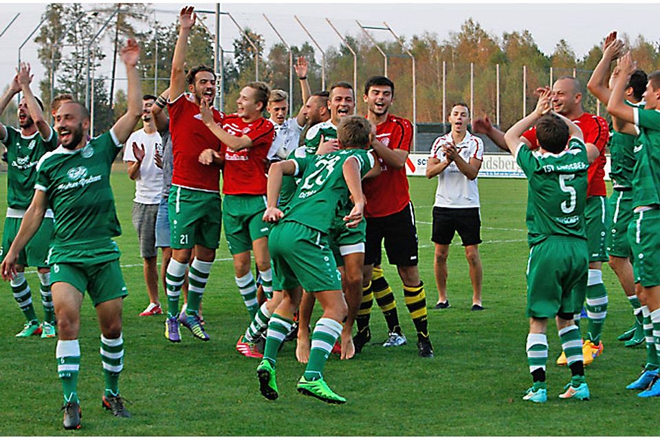 Die Spieler des TSV Landsberg feierten nach Abpfiff ausgelassen mit den Fans. Sie hatten zuvor den Regionalligisten FV Illertissen mit 4:0 geschlagen.  Foto: Julian Leitenstorfer