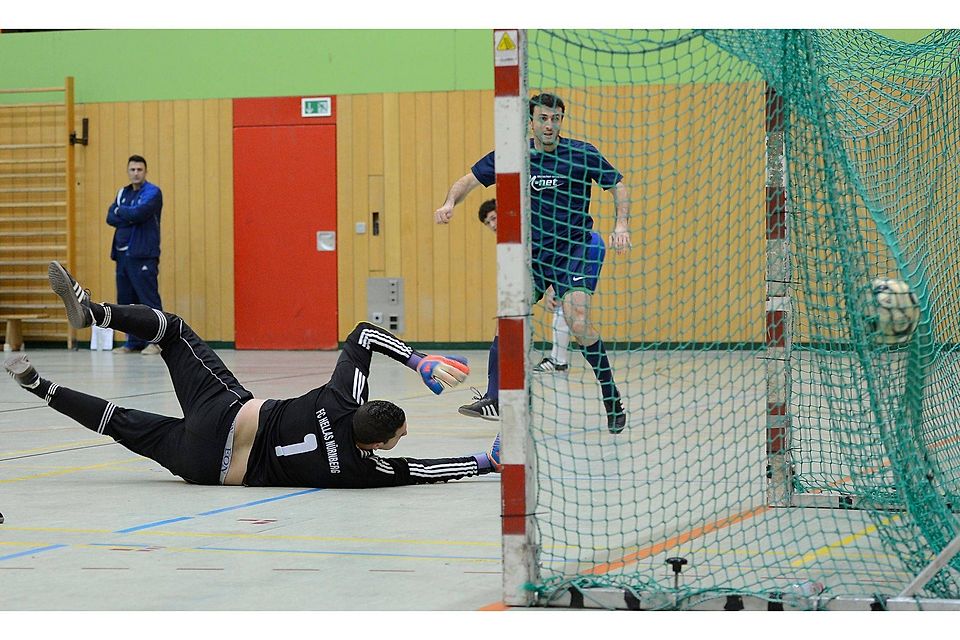 Ein sprungreduzierter Ball, Handballtore, keine Rundumbande, rechts und links Außenlinien - ganz banal gesagt sind dies die grundlegenden Unterschiede zwischen Futsal und dem klassischen Hallenfußball.  Foto: Sportfoto Zink