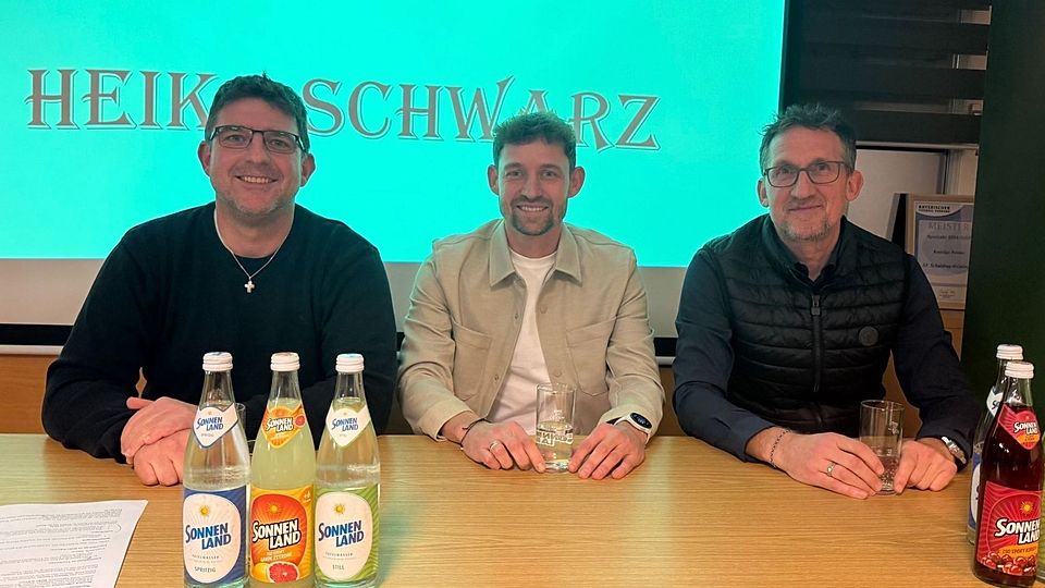 Schaldings Neu-Coach Heiko Schwarz (Bildmitte) mit SVS-Fußballchef Markus Clemens (re.) und Teammanager Jürgen Fuchs