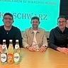 Schaldings Neu-Coach Heiko Schwarz (Bildmitte) mit SVS-Fußballchef Markus Clemens (re.) und Teammanager Jürgen Fuchs