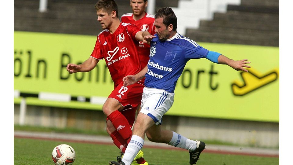 Nur selten konnten sich Benny Hilt (links) und der Siegburger SV 04 gegen Cem Gökpinars SC Uckerath durchsetzen. Foto: Wolfgang Henry