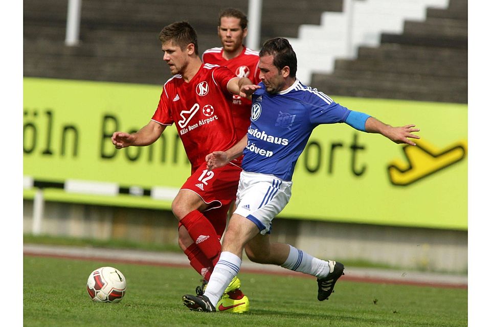 Nur selten konnten sich Benny Hilt (links) und der Siegburger SV 04 gegen Cem Gökpinars SC Uckerath durchsetzen. Foto: Wolfgang Henry