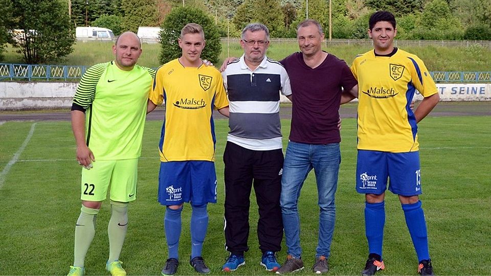 Foto von links: Maik Nicolai, Christoph Eisenberg, Trainer Dirk Kallenbach, EFC-Vereinsvorsitzender Sven Bartko und Younes El Antaki