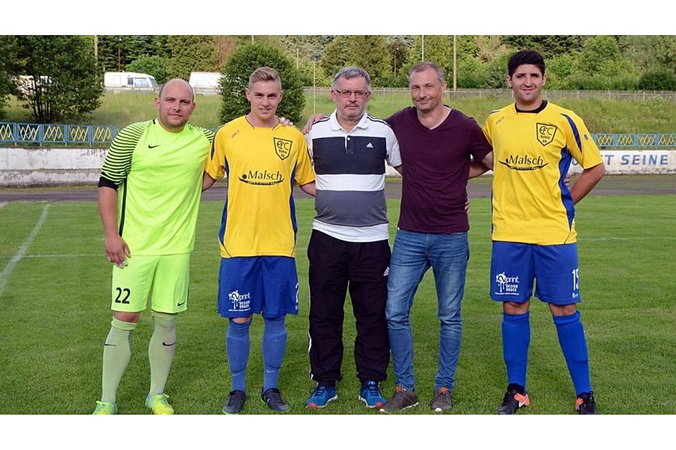 Foto von links: Maik Nicolai, Christoph Eisenberg, Trainer Dirk Kallenbach, EFC-Vereinsvorsitzender Sven Bartko und Younes El Antaki