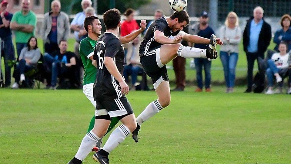 Mit Köpfchen: Guldenbachtal-Kapitän Daniel Zuck (re.) klärt den Ball vor den Augen von Teamkollege Marcel Medinger und Baumholders Jannis Staudt (grün).	Foto: fupa/Sebastian Bohr