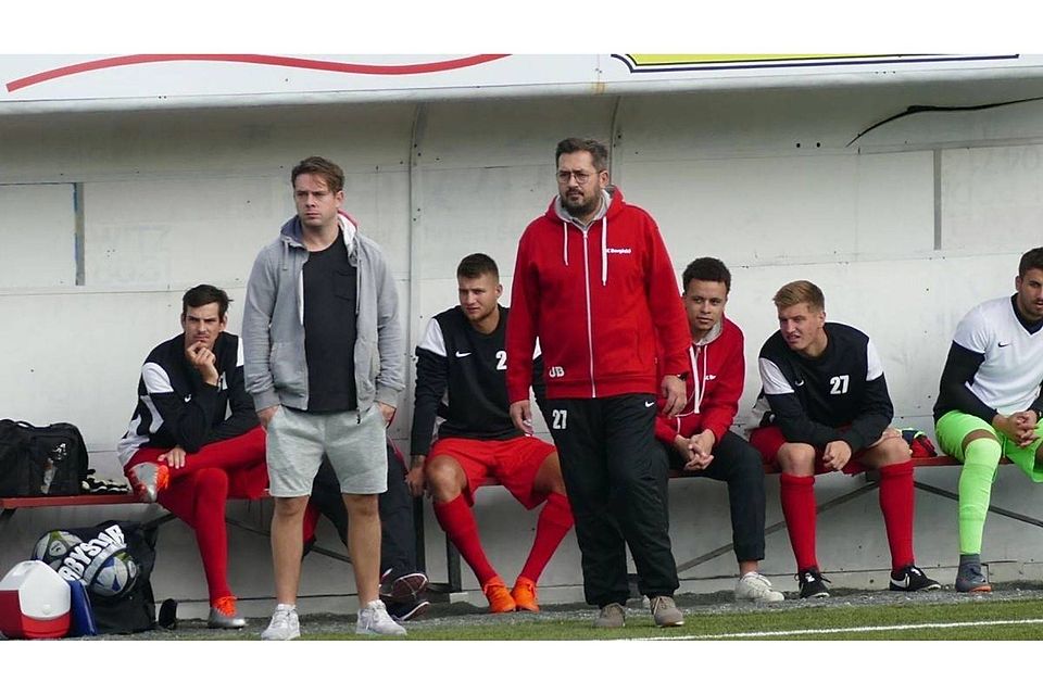 Archivbild: Ugur Bircik (rechts stehend) wird beim SC Borgfeld nur noch bis Saisonende an der Seitenlinie stehen. Archivbild: Ugur Bircik (rechts stehend) wird beim SC Borgfeld nur noch bis Saisonende an der Seitenlinie stehen.