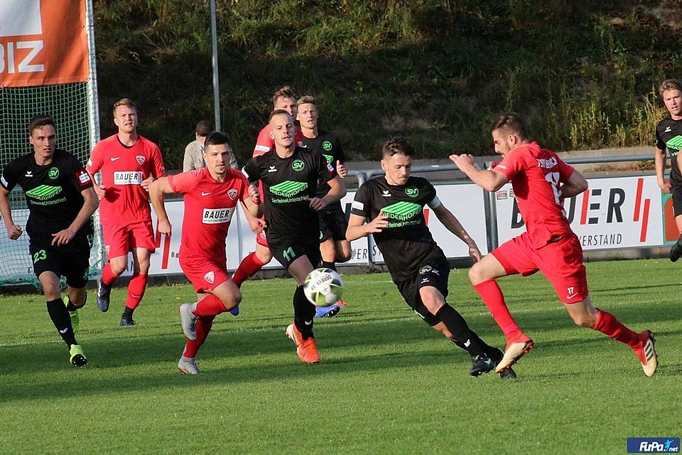 Der SV Schalding-Heining (dunkle Trikots) und der TSV Buchbach kreuzen in der Vorrunde des Liga-Pokals die Klingen 