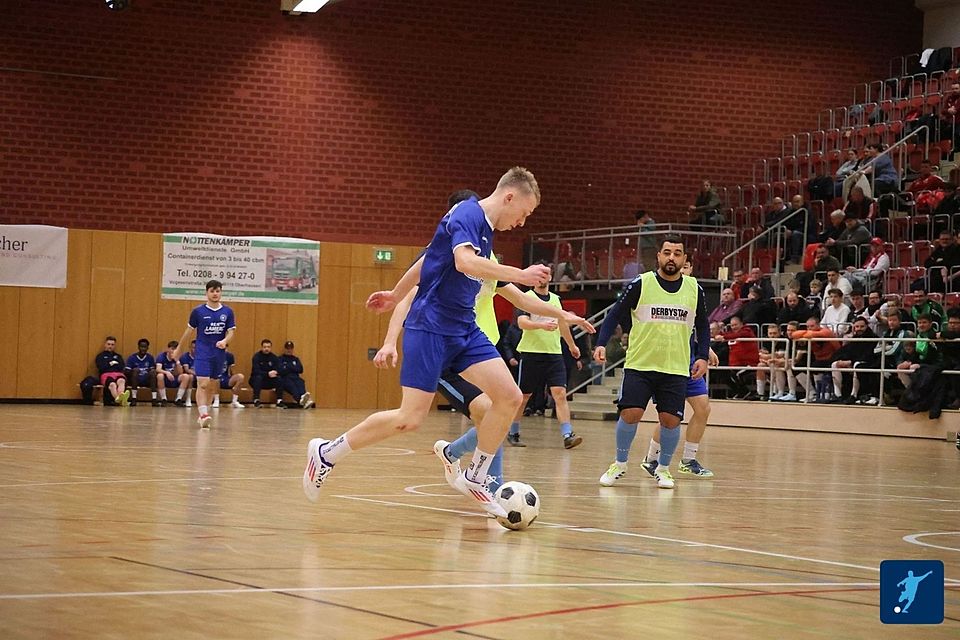 Der Ball rollt bei der Hallenstadtmeisterschaft Oberhausen.