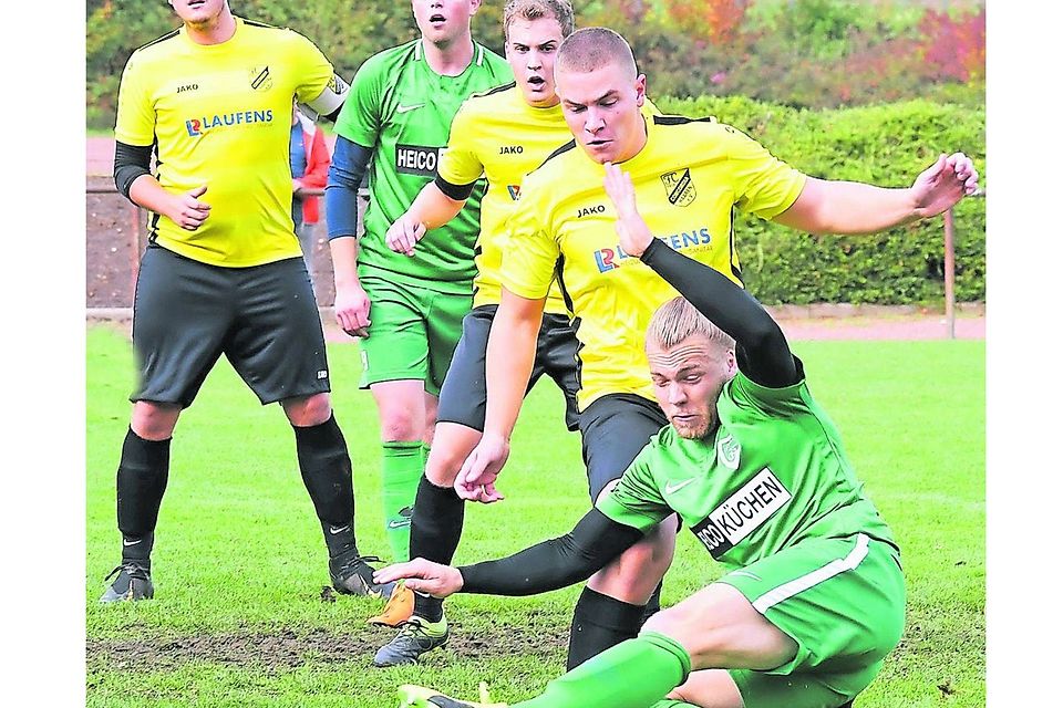 Tobias Kunzemann (vorne, Karken) kann den Ball nicht im Tor unterbringen.