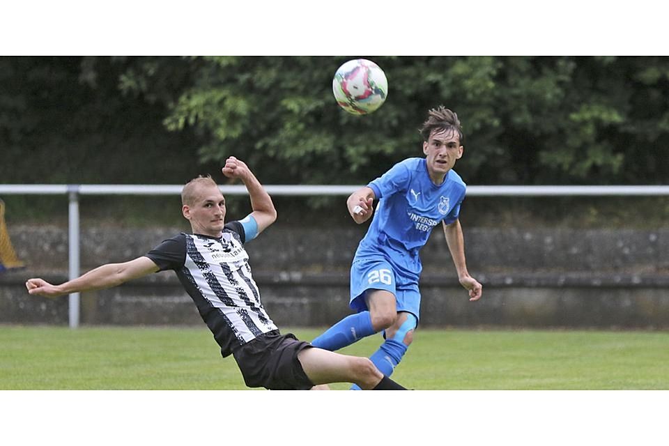 Mit einem 3:2-Sieg in Burg (links SSC-Kapitän Maximilian Metz) starteten Emil Hallermann und der FV Breidenbach ihre Erfolgsserie im Hessenpokal, der ihnen einen frühzeitigen Jahresauftakt beschert. Am 15. Februar steigt im Gunterstal der Viertelfinal-Kracher gegen den KSV Hessen Kassel. Mit einem 3:2-Sieg in Burg (links SSC-Kapitän Maximilian Metz) starteten Emil Hallermann und der FV Breidenbach ihre Erfolgsserie im Hessenpokal, der ihnen einen frühzeitigen Jahresauftakt beschert. Am 15. Februar steigt im Gunterstal der Viertelfinal-Kracher gegen den KSV Hessen Kassel. © Lorenz Pietzsch
