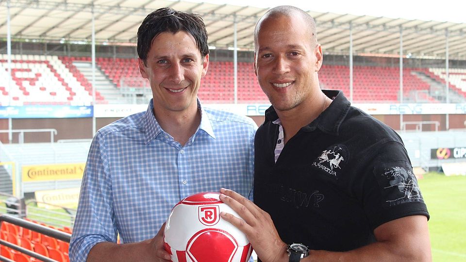 Jahn-Sportchef Christian Keller (l.) begrüßt Stephan Loboué in Regensburg. Foto: SSV Jahn