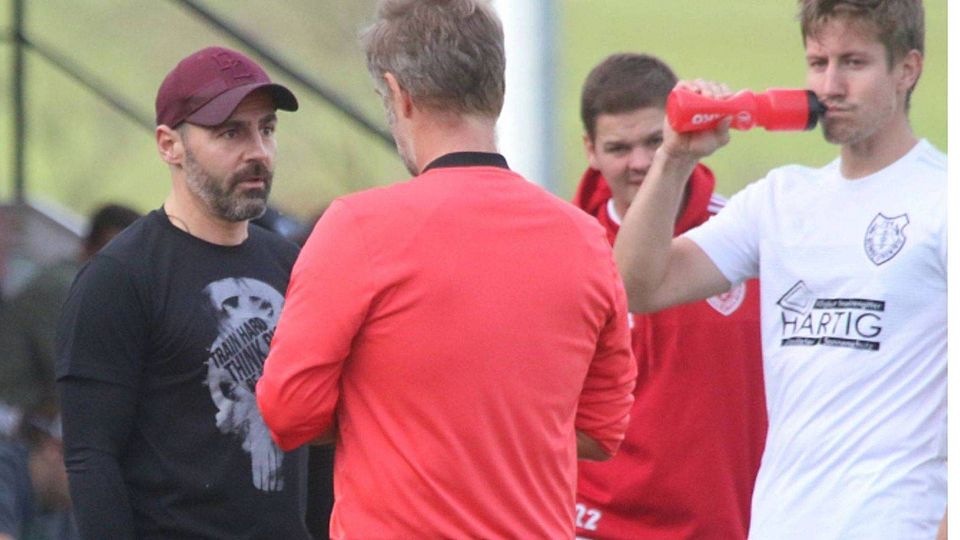 Haderte nach dem Re-Start mit sich, Entscheidungen der Regierung, Schiedsrichterleistungen und hatte viele Verletzte zu beklagen: Bernbeurens Trainer Daniel Deli (l.) ist aber optimistisch, dass seine Mannschaft im Frühjahr die Kurve kriegt. 