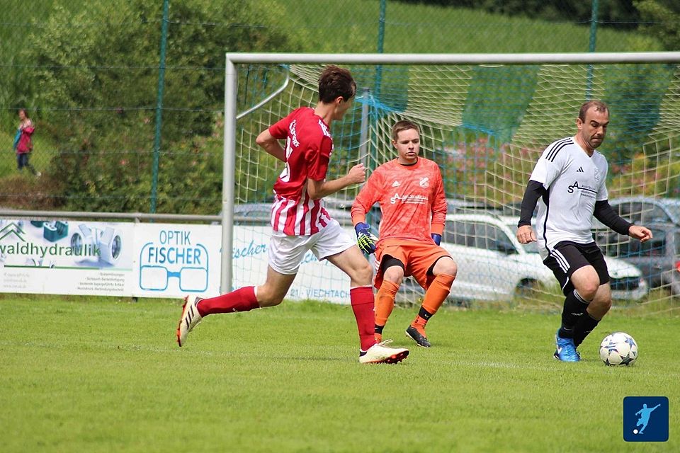Patrick Heinzl (rechts am Ball) hat beim SV Achslach sein Spielertrainer-Amt zur Verfügung gestellt 