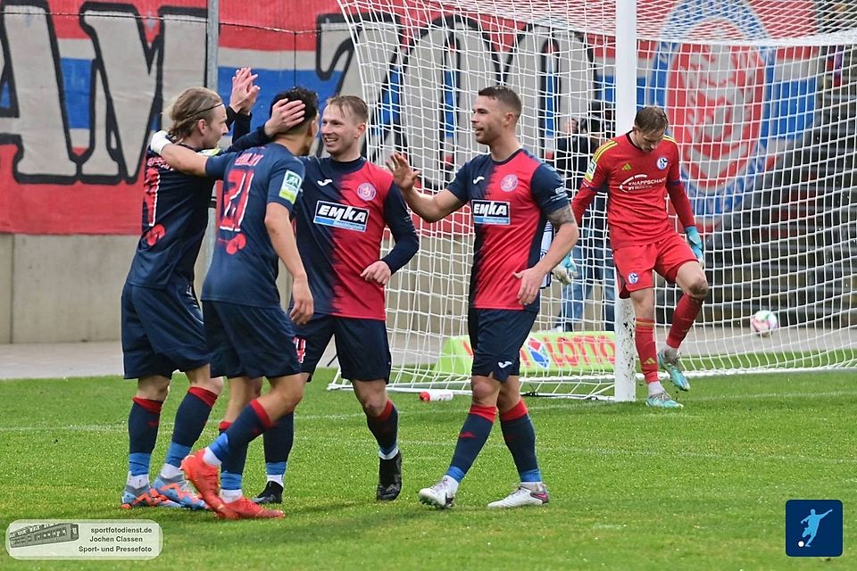 Der Wuppertaler SV holt dank starker Leistung einen Auswärtssieg in Rödinghausen.