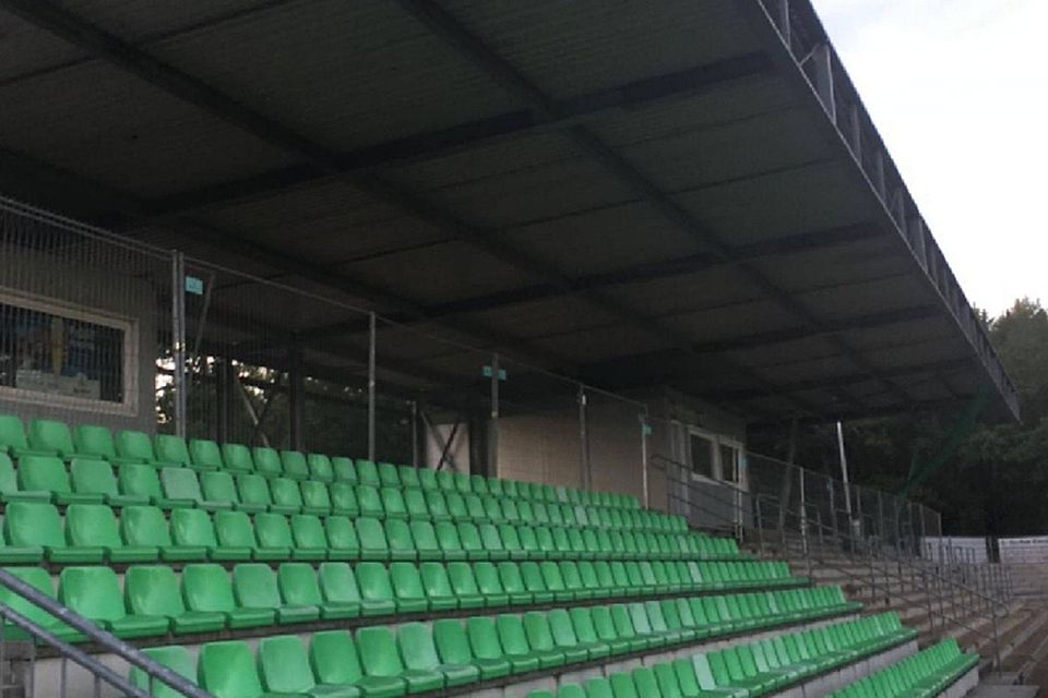 Stand Mittwochabend: Der erste Teil des Daches über der Haupt- tribüne in der Bonava-Arena ist fertig. 